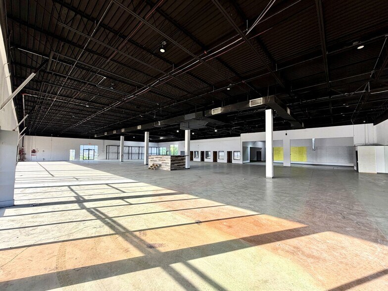 More Photos Of 13700 N Stemmons Fwy, Farmers Branch Freestanding For Lease