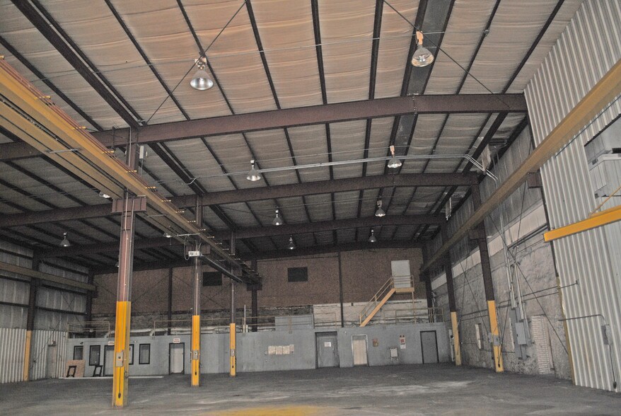 More Photos Of 223-227 S Main St, Wagoner Warehouse For Sale
