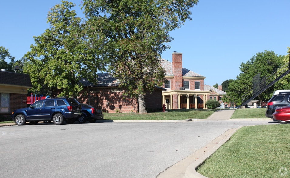 More Photos Of 8150 Wornall Rd, Kansas City Schools For Lease