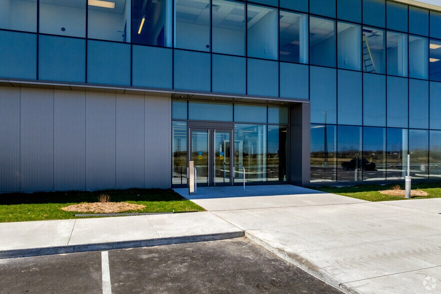 More Photos Of 3501 St De La Synergie, Vaudreuil-dorion Distribution For Lease