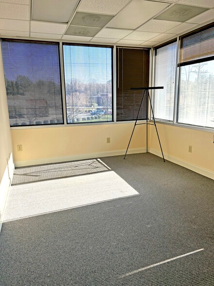 More Photos Of 1422 Burtonwood Dr, Gastonia Office Residential For Lease