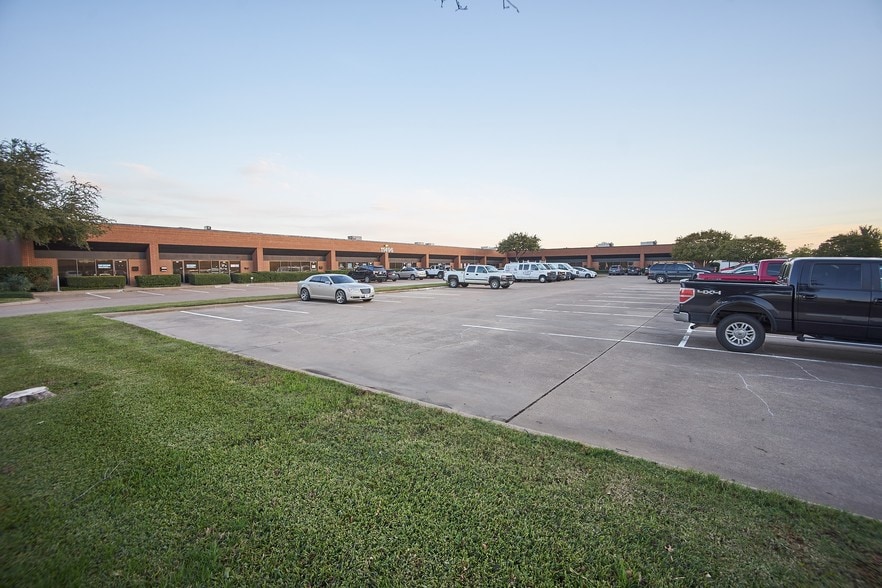 More Photos Of 11498 Luna Rd, Farmers Branch Unknown For Lease