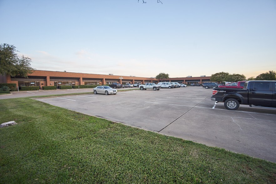 More Photos Of 11498 Luna Rd, Farmers Branch Unknown For Lease