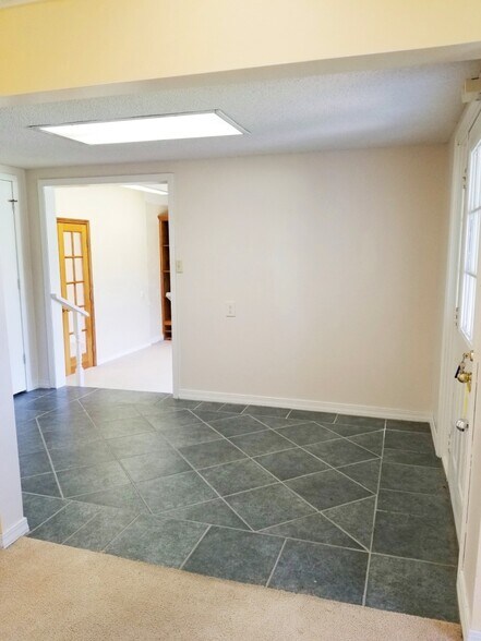 More Photos Of 250 Sunset Hills Dr, Sunrise Beach Storefront Retail Office For Sale