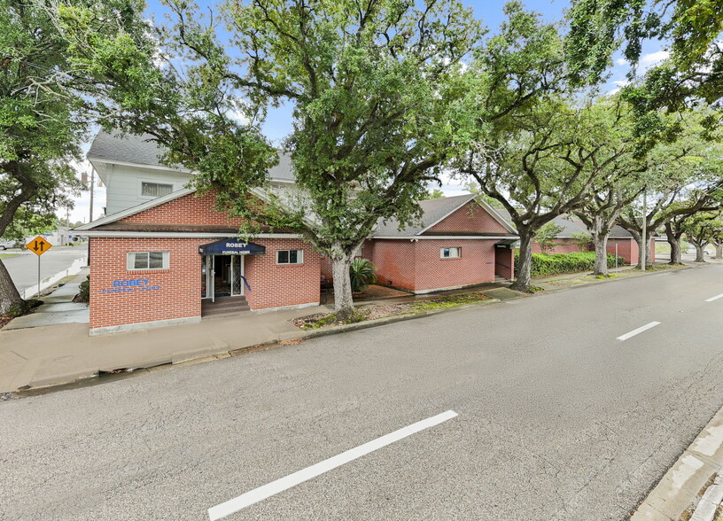 More Photos Of 403 W Sterling St, Baytown Funeral Home For Sale