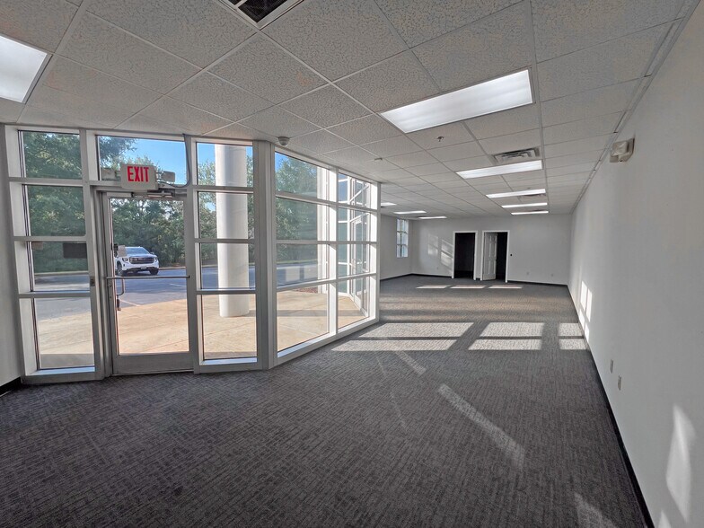 More Photos Of 140 Congress Blvd, Duncan Service For Lease