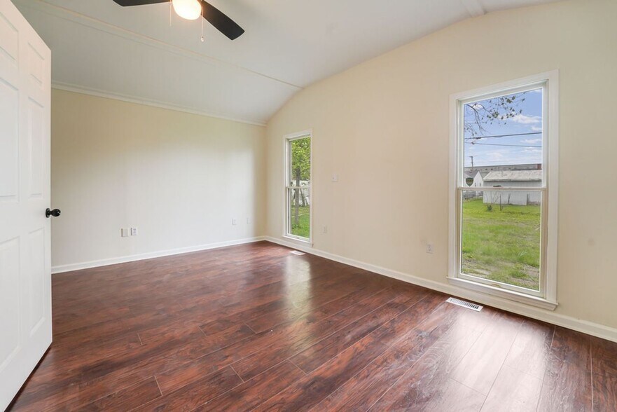 More Photos Of 2550 Broadway St, New Albany Apartments For Sale