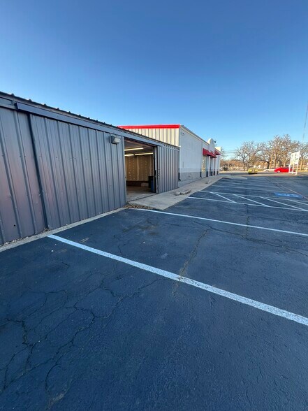 More Photos Of 2924 W Division St, Arlington Unknown For Lease