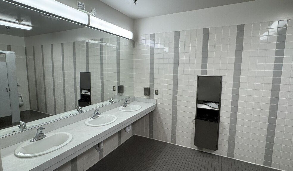 More Photos Of 7060 N Fresno St, Fresno Office For Sale