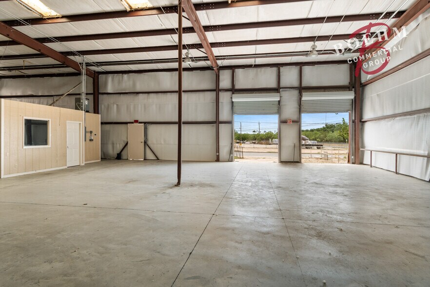 More Photos Of 995 Industrial Blvd, Del Rio Distribution For Lease