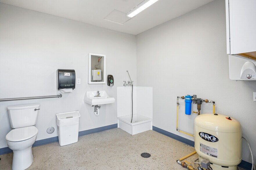 More Photos Of 3229 Airport Rd, Helena Airplane Hangar For Sale