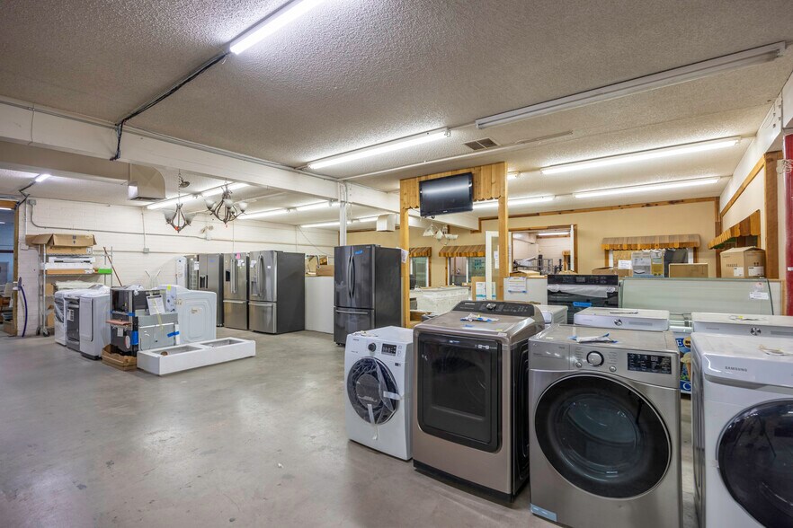 More Photos Of 655 W Cottonwood Ln, Casa Grande Showroom For Sale