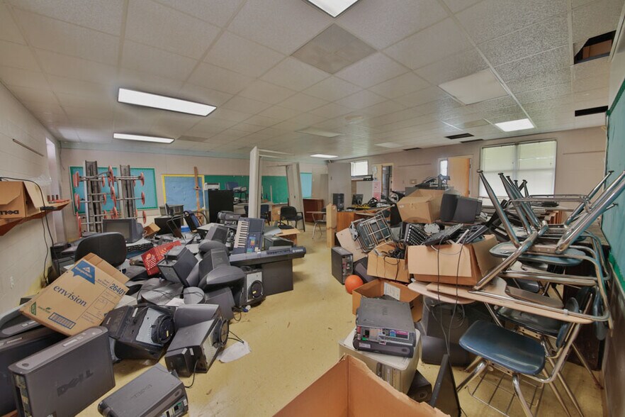 More Photos Of 805 Cleburne, West Helena Self Storage For Sale