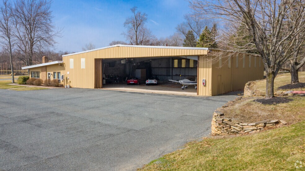 More Photos Of 37 Colonel Lindbergh Ln, Moscow Airport For Sale