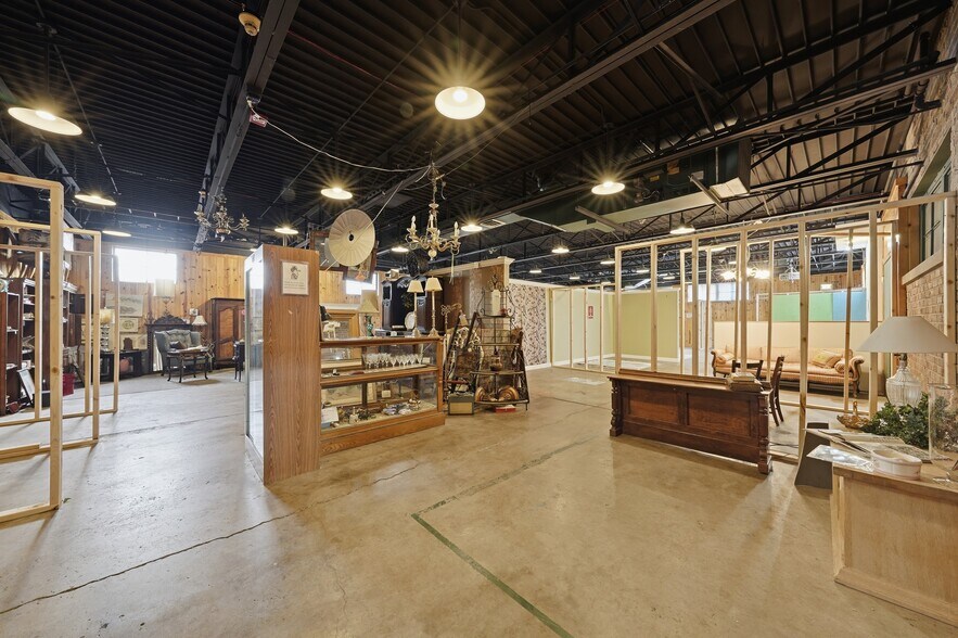 More Photos Of 800 E 31st St, La Grange Park General Retail For Sale