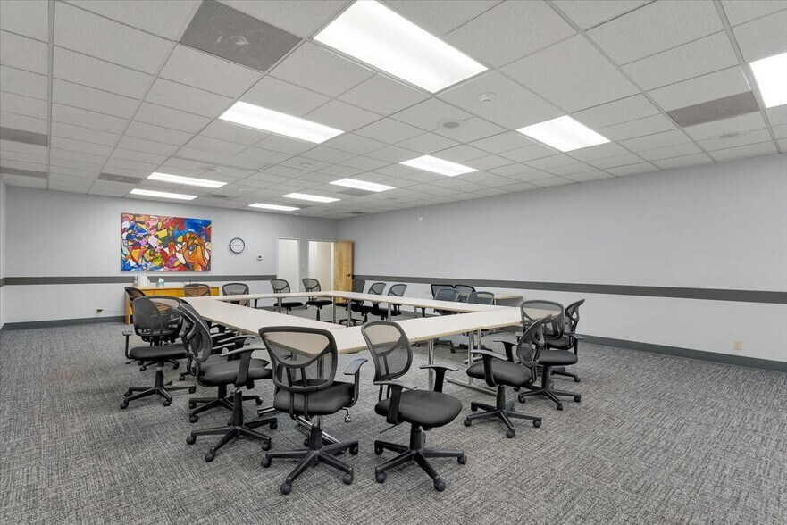 More Photos Of 2405 Front St NE, Salem Office For Sale