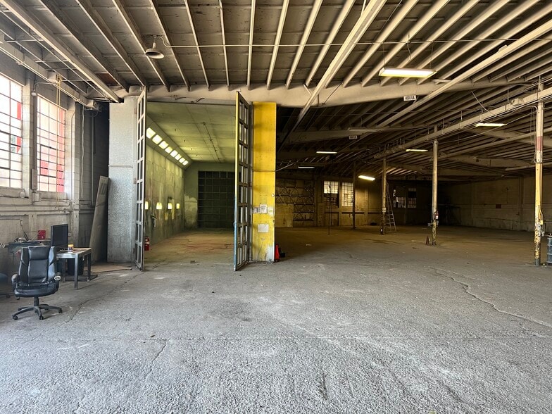 More Photos Of 2021 E 25th St, Los Angeles Manufacturing For Sale
