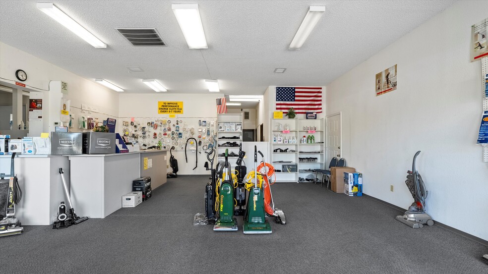 More Photos Of 5804 W Clearwater Ave, Kennewick Freestanding For Sale