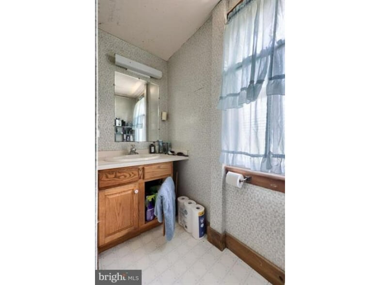 More Photos Of 240 Railroad Ave, Bird In Hand Flex For Sale