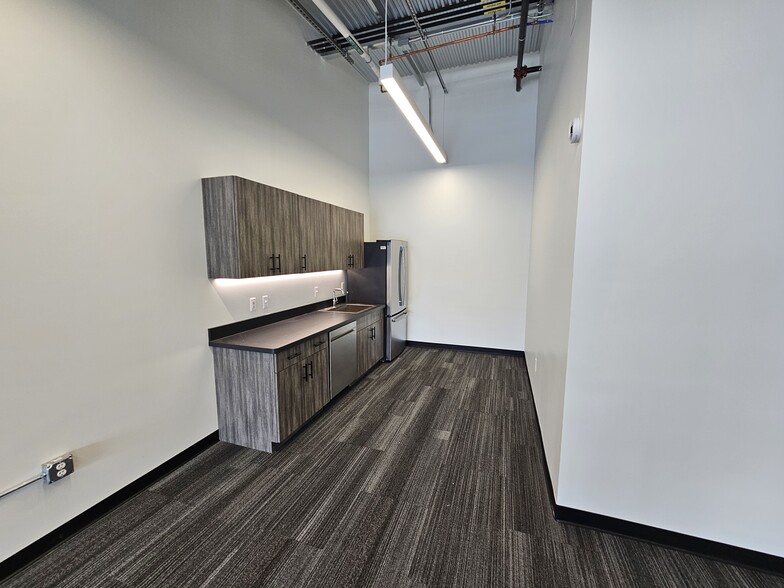 More Photos Of 208 Chicane Ln, Pontiac Showroom For Sale