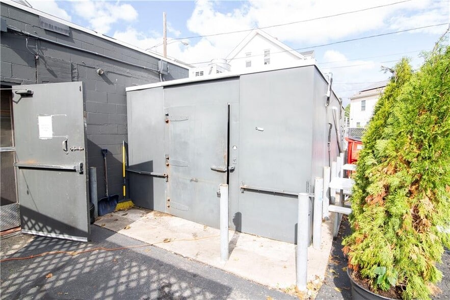 More Photos Of 371-373 Smith St, Providence Storefront For Sale