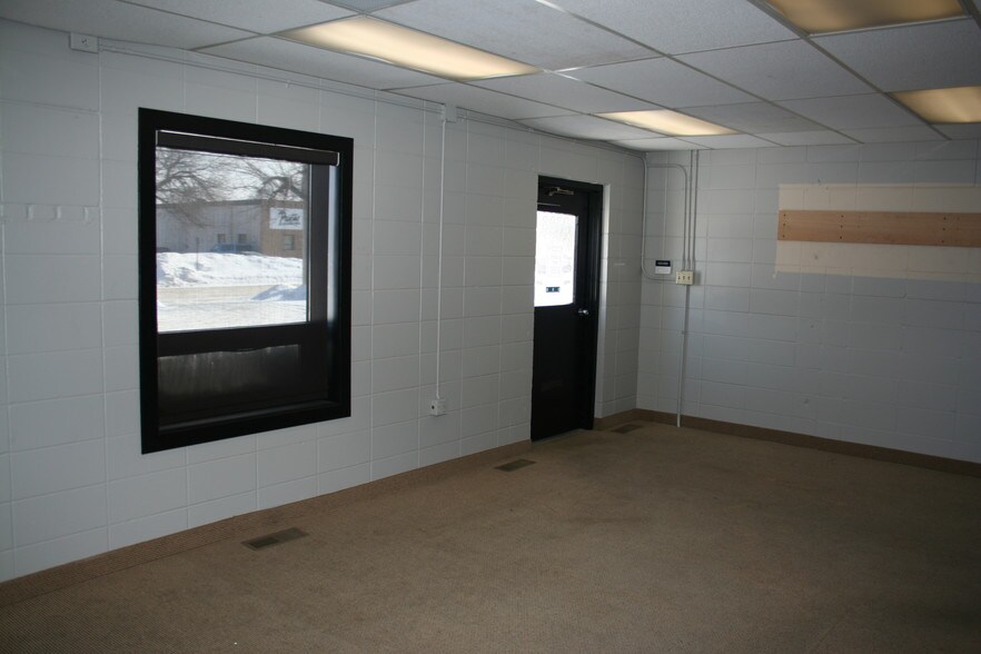 More Photos Of 9700-9710 S Humboldt Ave, Bloomington Warehouse For Lease