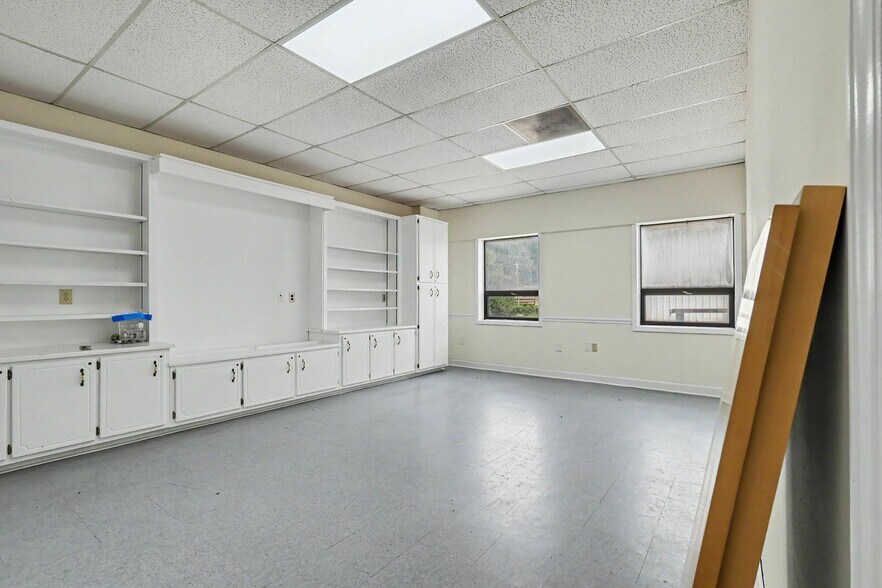 More Photos Of 1445 Cleveland Ave, East Point Showroom For Sale