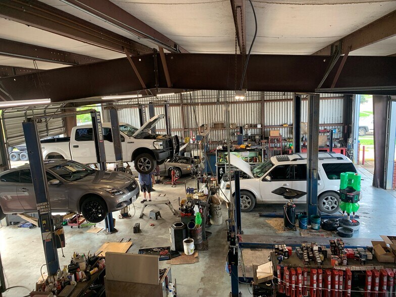 More Photos Of 200 Daniel Moore St, Portland Auto Repair For Sale