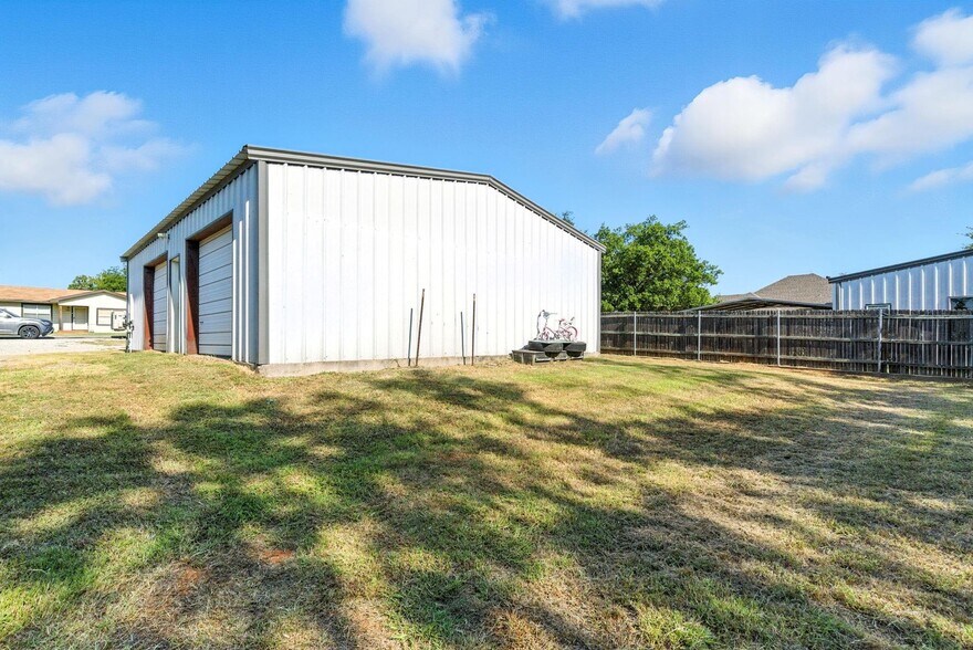 More Photos Of 104 Yuma Street, Lipan Warehouse For Sale