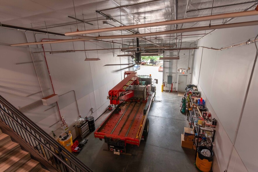 More Photos Of 7292 Greenridge Rd, Windsor Warehouse For Lease