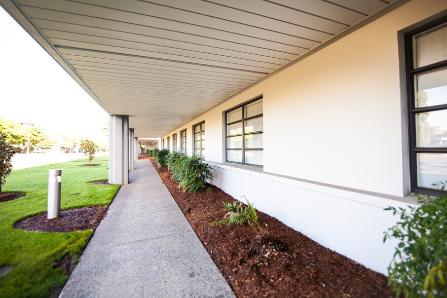 More Photos Of 6433 SE Lake Rd, Portland Office For Sale