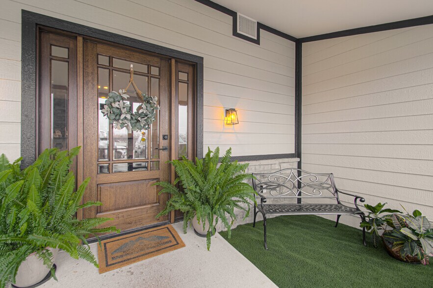 More Photos Of 1600 SW Market St, Lee's Summit Office For Sale