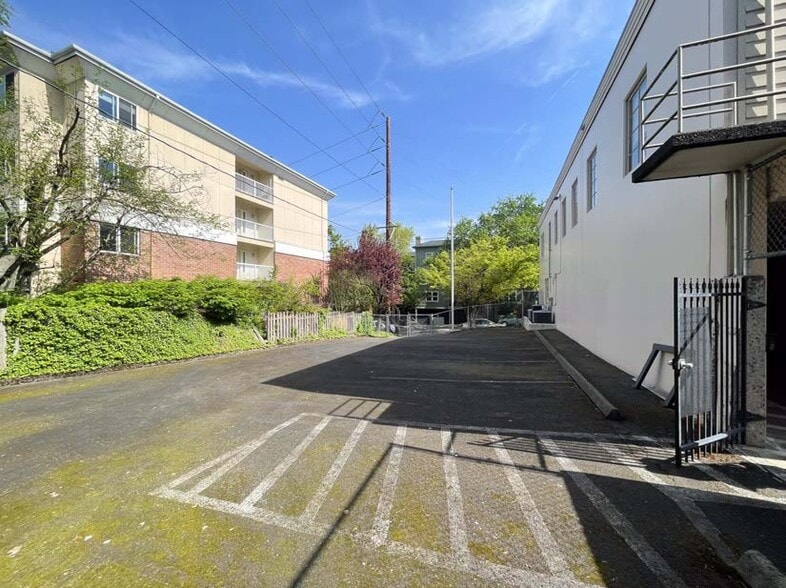 More Photos Of 1430 SW Clay St, Portland Office For Sale