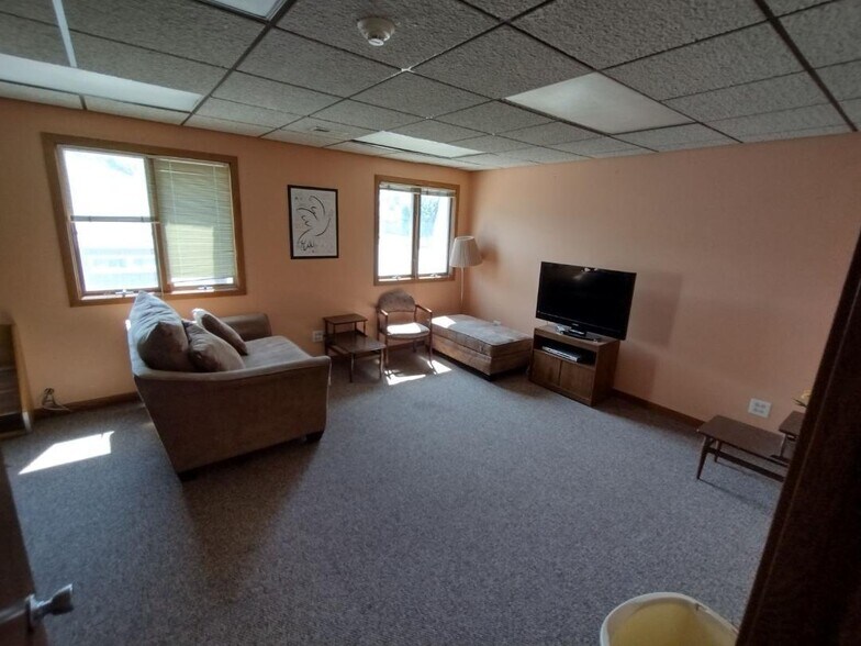 More Photos Of 474 Summit St, Elgin Office For Lease