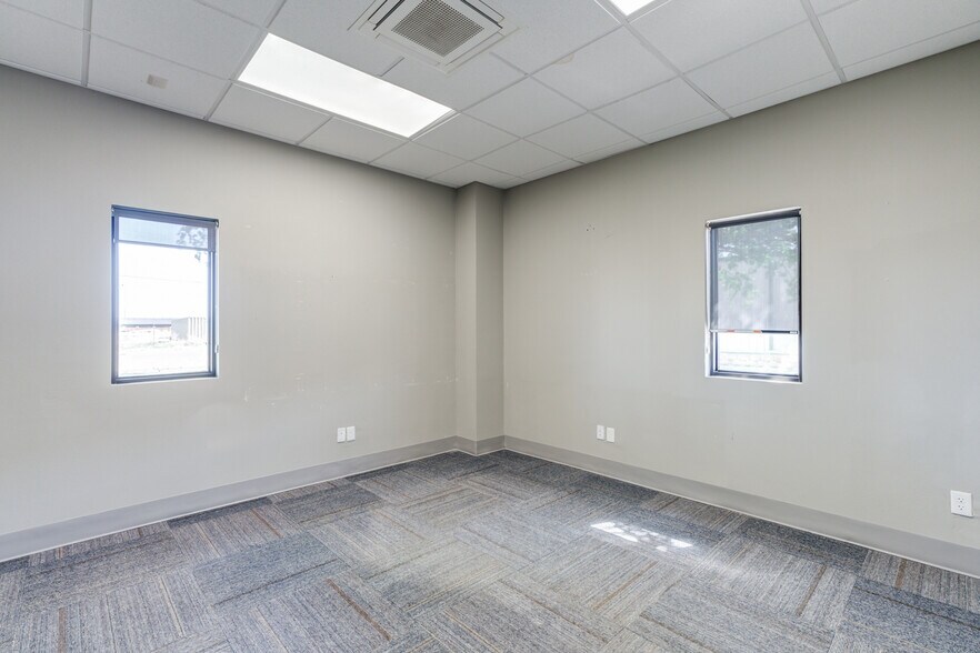 More Photos Of 2405 114th St, Lubbock Office For Sale
