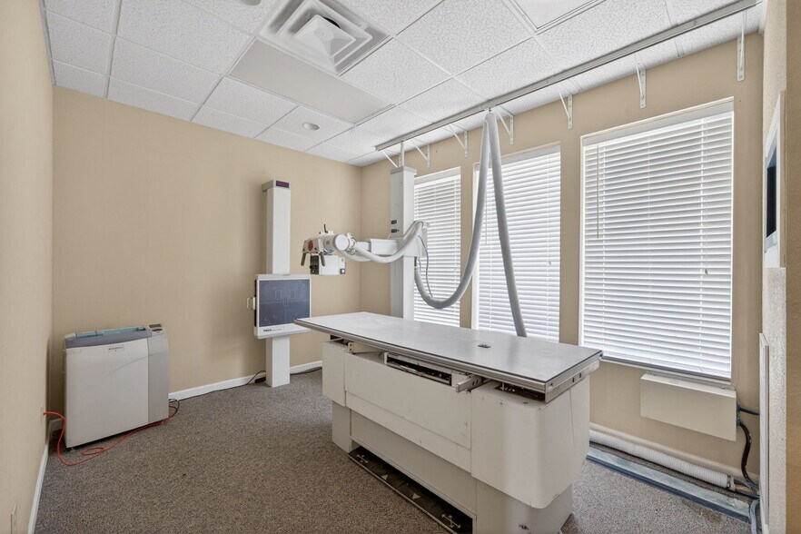 More Photos Of 4230 Gardendale St, San Antonio Office For Sale