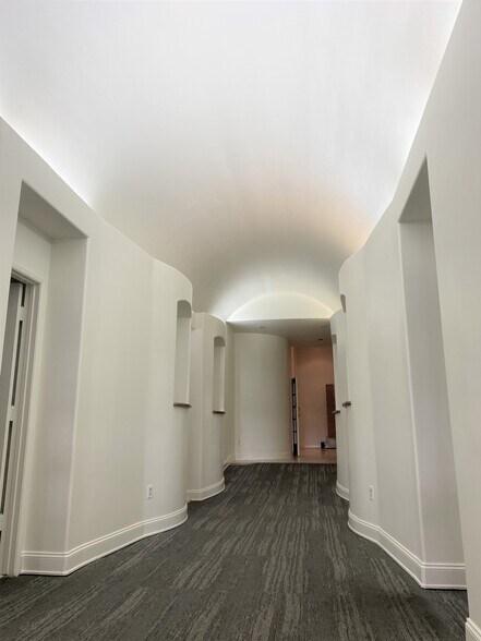 More Photos Of 449-451 N Canon Dr, Beverly Hills Unknown For Lease