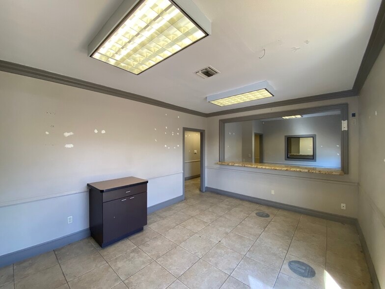 More Photos Of 6929 Laurel Canyon Blvd, North Hollywood Auto Repair For Sale