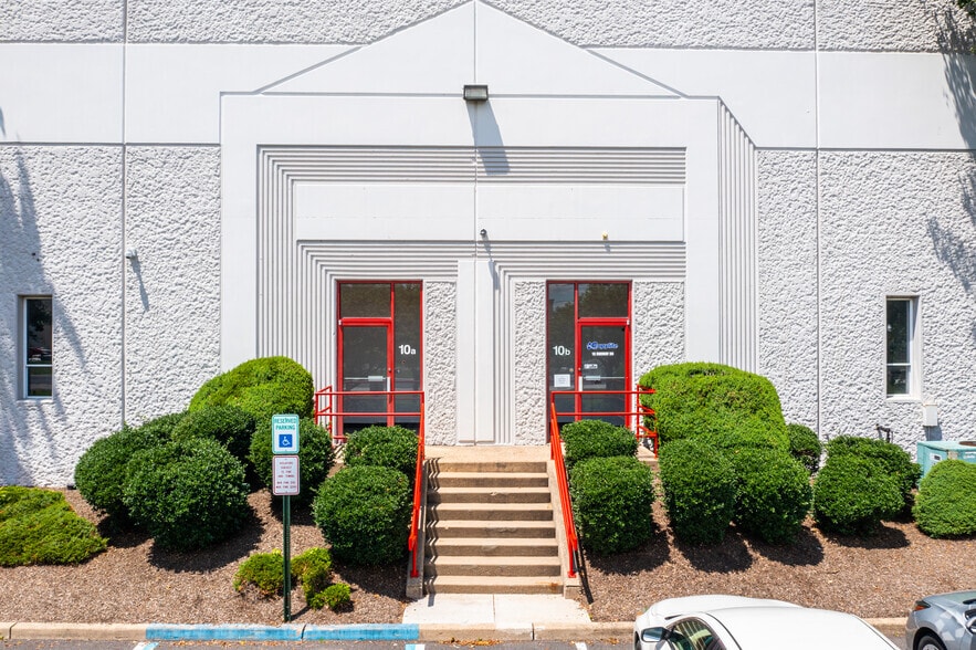 More Photos Of 10 Runway Rd, Levittown Warehouse For Lease