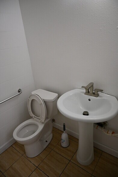 More Photos Of 14401 60th St N, Clearwater Warehouse For Lease