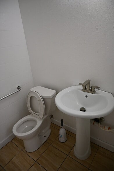 More Photos Of 14401 60th St N, Clearwater Warehouse For Lease