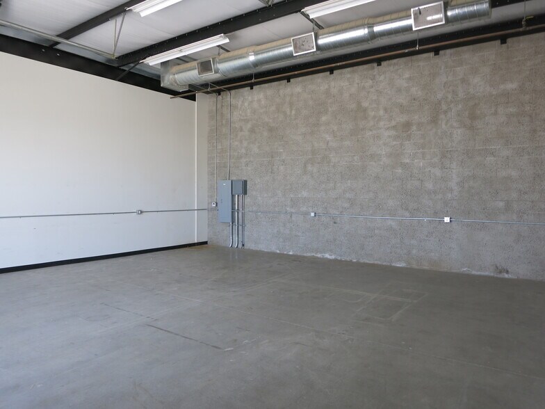 More Photos Of 1621 1st St, San Fernando Flex For Lease
