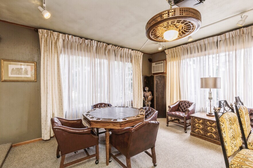 More Photos Of 324 1st St, Des Moines General Retail For Sale