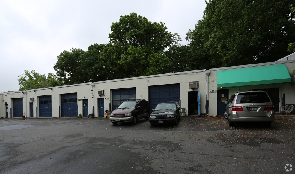 More Photos Of 4233 Howard Ave, Kensington Warehouse For Lease