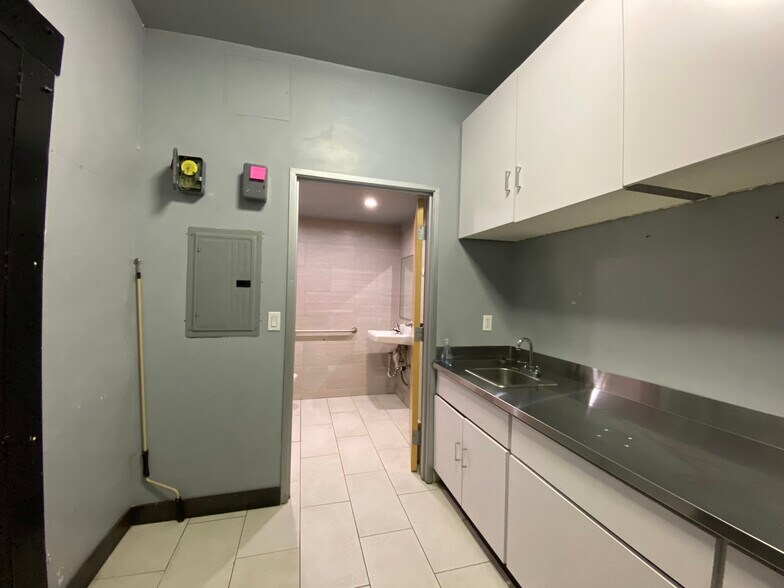 More Photos Of 39 E Colorado Blvd, Pasadena Storefront For Sale