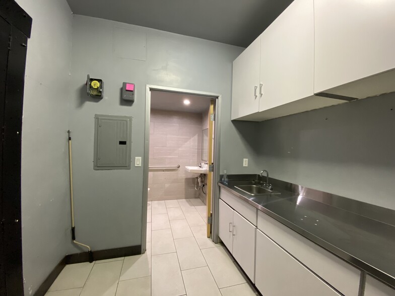 More Photos Of 39 E Colorado Blvd, Pasadena Storefront For Lease