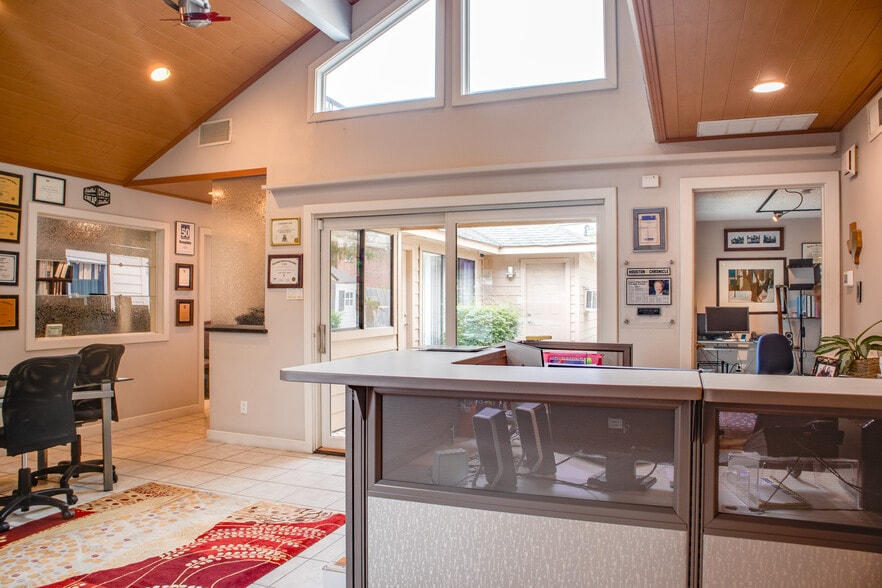 More Photos Of 5008 Locust St, Bellaire Office For Sale