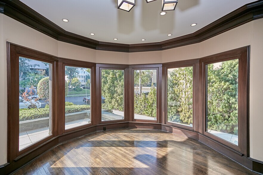 More Photos Of 658 S Bronson Ave, Los Angeles Office Residential For Sale