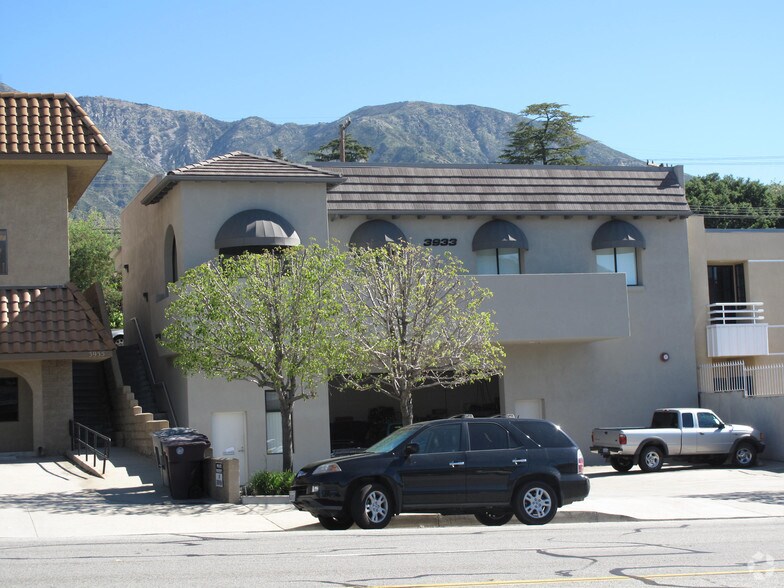 Primary Photo Of 3933 Foothill Blvd, Glendale Apartments For Lease