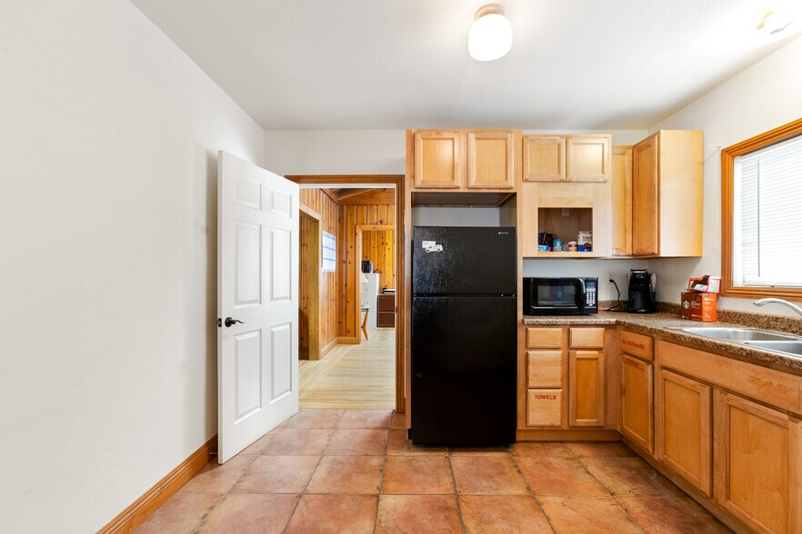 More Photos Of 635 Veile Ave, Beaumont Office For Sale